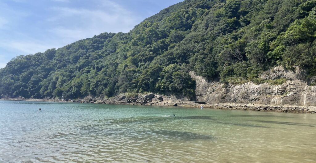 鍋田浜海水浴場の静かな砂浜と青い海